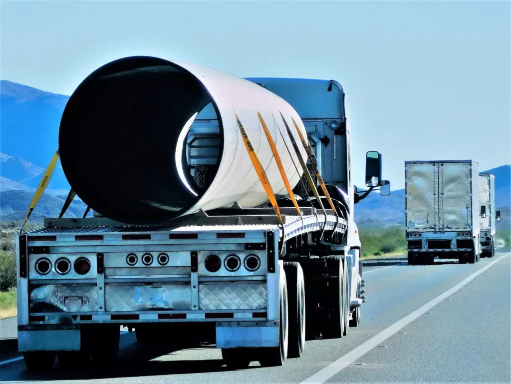 trucking-hauling-pipe